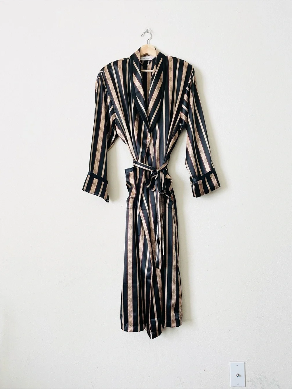Vintage Victoria’s Secret M/L black and gold pocketed belt satin robe